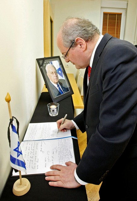 Serbian FM Mrkic signs book of condolence for Sharon